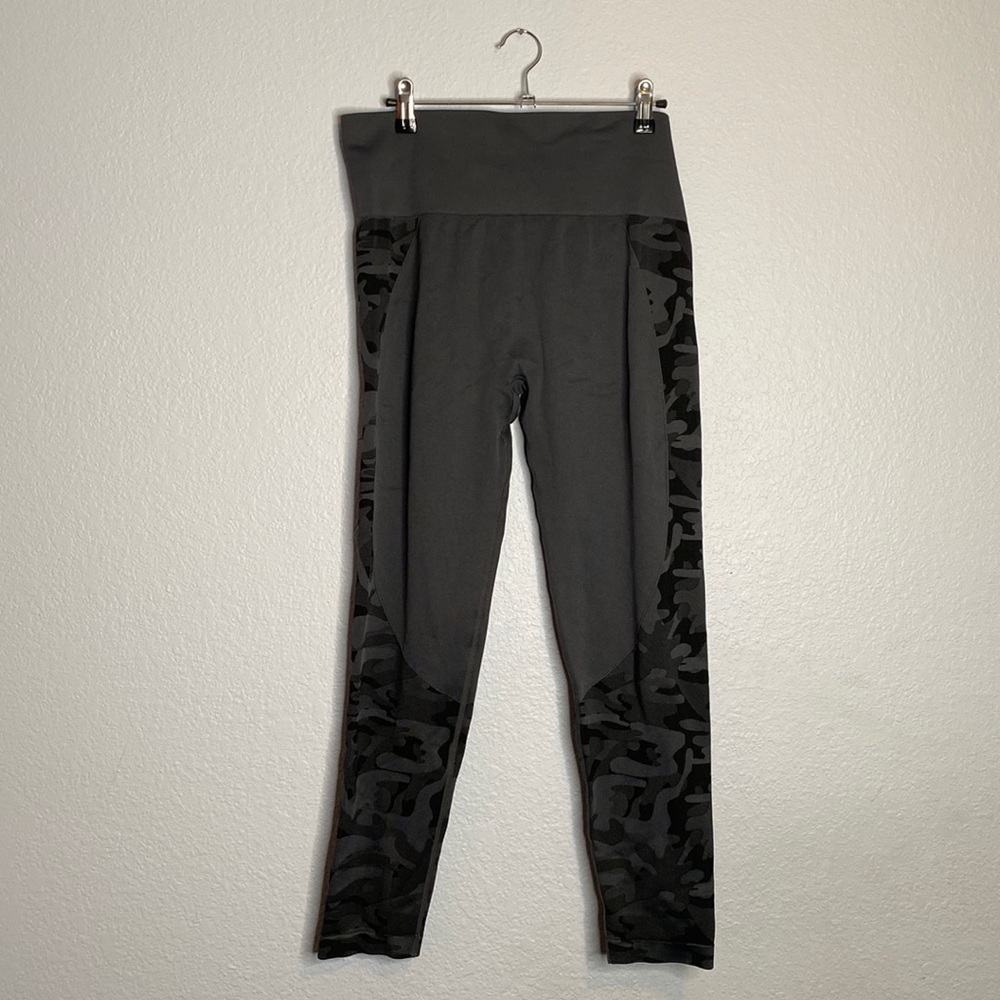 Zyia camo black leggings size large